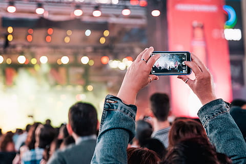 foto della folla del concerto rock, divertimento, evento, folla, gruppo musicale, telefoni e custodie, concerto, tecnologia, attività, gruppo di persone, tecnologia wireless, comunicazione, Fotografare, temi fotografici, cellulare, smart phone, godimento, dispositivo di informazione portatile, messaggistica fotografica, prestazione, persone, musica, cultura artistica e intrattenimento, pubblico, mano umana, mano, vita notturna, Festival, concerto di musica popolare, palcoscenico, Festival musicale, 4K, CC0, dominio pubblico, privo di copyright