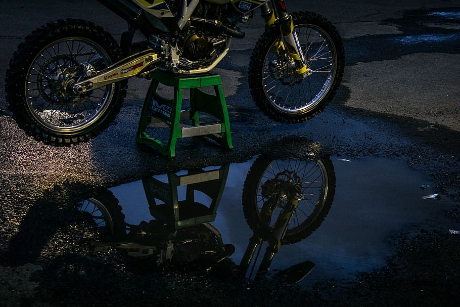 reflexió, moto, bassal, raceday, husqvarna, bicicleta bruta, pous, mecànica, transport, vehicle terrestre, roda, manera de transport, bicicleta, pneumàtic, aigua, dia, naturalesa, estacionari, ciutat, cap gent, carrer, a l'aire lliure, aparcament, carretera, va parlar, 5K