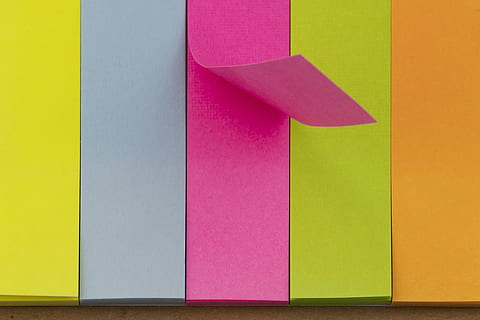 papier à notes, Remarques, message, papier, l'écriture, émotions, multi couleur, jaune, personne, à l'intérieur, couleur rose, art et Artisanat, la créativité, espace de copie, arrière-plans, fermer, construction de murs, choix, variation, artisanat, prise de vue en studio, forme, plein cadre, conception, directement au-dessus, violet, 5K, CC0, domaine public, libre de droits