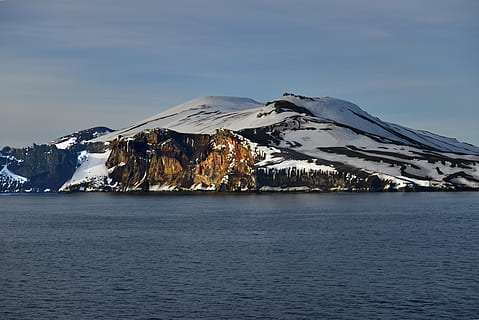 schneebedeckter Berg, neben, Karosserie, Wasser, kalt, Tageslicht, Umgebung, zing, Frost, eisig, gefroren, Gletscher, Eis, Landschaft, Berg, Natur, Ozean, szenisch, Meer, Strand, Jahreszeit, Himmel, Schnee, schneebedeckt, Wetter, Winter, Schönheit in der Natur, kalte Temperatur, Szenen - Natur, Ufergegend, ruhige Szene, Ruhe, idyllisch, Tag, keine Leute, Nicht-städtische Szene, Gebirge, draußen, 5K, CC0, gemeinfrei, lizenzfrei