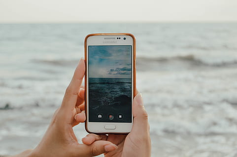 persona, participación, teléfono inteligente, capturando, las olas del mar, Teléfono móvil, electrónica, manos, macro, pantalla, mar, tomando foto, tecnología, mano humana, tecnología inalámbrica, mano, parte del cuerpo humano, dispositivo de información portátil, comunicación, gente real, centrarse en primer plano, agua, una persona, estilos de vida, teléfono, conexión, pantalla del dispositivo, al aire libre, dedo, accesorio personal, 5K, CC0, dominio público, libre de derechos