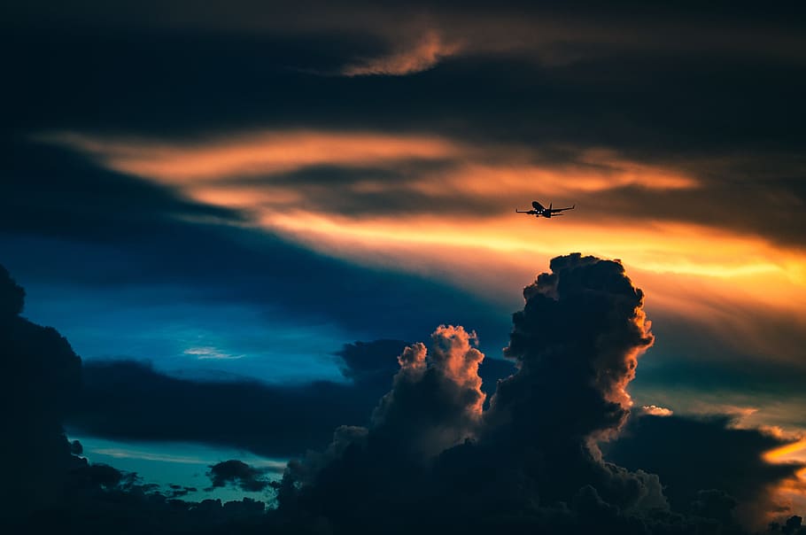 posta de sol, vespre, cel, núvols, avió, transport, viatjar, fosc, nit, tarda, núvol - cel, volant, vehicle aeri, bellesa a la natura, manera de transport, naturalesa, silueta, cel dramàtic, color taronja, cap gent, a l'aire, vista d’angle baix, escenics - natura, vertebrats, escena tranquil·la, ocell, a l'aire lliure, 4K
