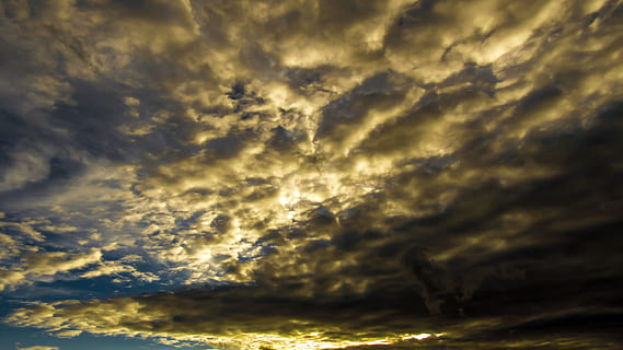 des nuages, climat, ciel, environnement, paysage, atmosphère, la nature, atmosphérique, nuage - ciel, beauté dans la nature, cloudscape, ciel dramatique, paysages - nature, le coucher du soleil, personne, tranquillité, orage, lumière du soleil, couvert, scène tranquille, admiration, faible angle de vue, arrière-plans, en plein air, idyllique, météorologie, foncé, de mauvais augure, pouvoir dans la nature, 5K, CC0, domaine public, libre de droits