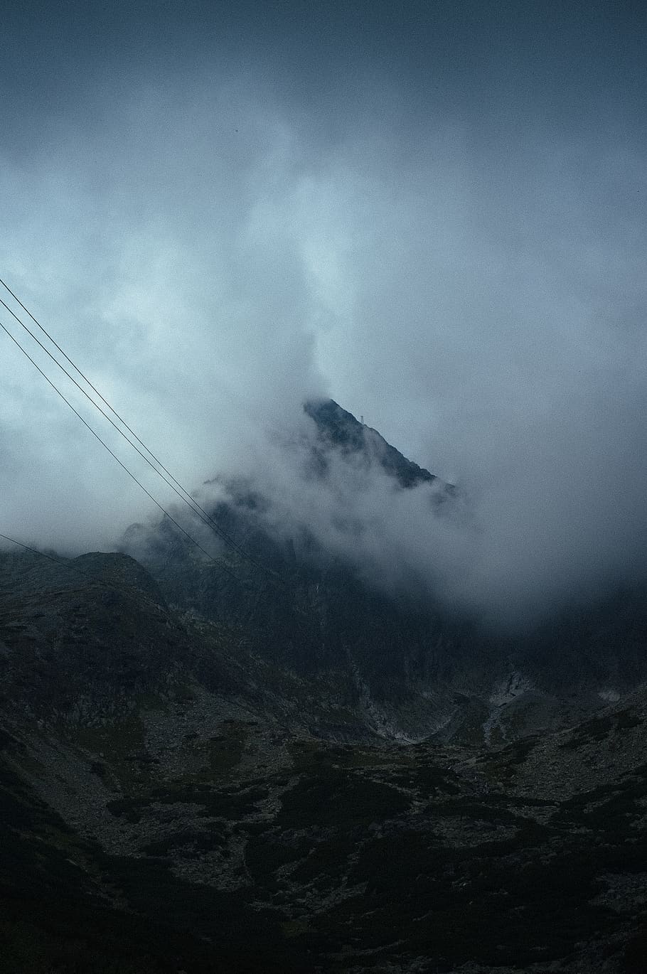 montagna, coperto, bianca, nuvole, natura, nebbia, all'aperto, funivia, tempo metereologico, catena montuosa, slovacchia, mezzi di trasporto, cavo, picco, veicolo, pendenza, attività ricreative, avventura, linee elettriche, torre di trasmissione elettrica, ardesia, cielo, nuvola - cielo, scenics - natura, bellezza nella natura, nessuno, ambiente, la tranquillità, paesaggio, scena tranquilla, scena non urbana, giorno, geografia fisica, a distanza, idilliaco, picco di montagna, cresta montuosa, formazione, 2K