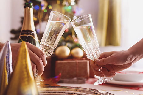 femelle, mâle, mains, grillage, des lunettes, Champagne, de l'alcool, rafraîchissement, boisson, main humaine, main, Nourriture et boisson, fête, du vin, verre, partie du corps humain, adulte, femmes, deux personnes, table, à l'intérieur, unité, les femelles, flûte de champagne, toast de célébration, couple - relation, en buvant, 4K, CC0, domaine public, libre de droits