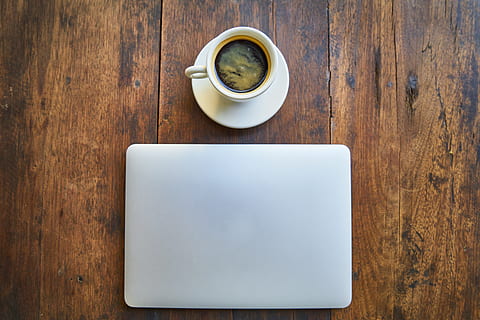 Kawa, Praca, gabinet, komputer, kofeina, laptop, cappuccino, dzień dobry, ranek, budzić, napój, długopis, kierunek, Puchar, Espresso, filiżanka kawy, technologia, latte, tło, brązowy, stół, restauracja, drink, drewno, kawiarnia, szary, Internet, projekt, bezprzewodowy, jedzenie i picie, kubek, kawa - napój, odświeżenie, drewno - materiał, martwa natura, wewnątrz, Bezpośrednio powyżej, żadnych ludzi, jedzenie, wysoki kąt widzenia, technologia bezprzewodowa, kopia przestrzeń, świeżość, porozumiewanie się, porcelana, pusty, ziarno drewna, filiżanka herbaty, 8K