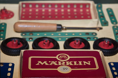 märklin, brinquedo, objeto, ferramenta, texto, roteiro ocidental, vermelho, comunicação, fechar-se, dentro de casa, ninguém, focar em primeiro plano, estilo retro, número, multi colorido, quadro completo, letra maiúscula, ainda vida, tecnologia, ao controle, emoção, carta, 1080P, CC0, domínio público, royalty free