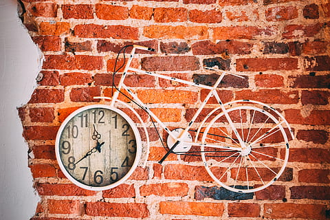 wit, fiets analoge wandklok, muur - bouwfunctie, muur, architectuur, stenen muur, steen, ingebouwde structuur, geen mensen, buitenkant van het gebouw, oud, klok, tijd, rood, geometrische vorm, dag, cirkel, vorm, detailopname, getextureerde, buitenshuis, wiel, getextureerd effect, 5K, CC0, publiek domein, royaltyvrij