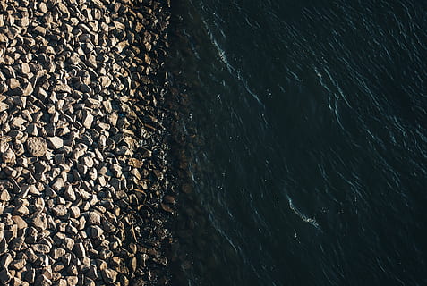 dall'alto al basso, ruscello, Germania, colonia, Reno, roccia, pietra, acqua, litorale, fiume, solido, natura, mare, nessuno, fotogramma intero, giorno, sfondi, abbondanza, all'aperto, pietra - oggetto, la tranquillità, roccia - oggetto, strutturato, bellezza nella natura, spiaggia, scenics - natura, vista dall'alto, ciottolo, acqua corrente, 2K, CC0, dominio pubblico, privo di copyright