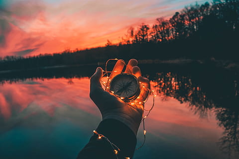 mà, llum, brúixola, fosc, naturalesa, arbres, cel, núvols, reflexió, aigua, llac, una persona, posta de sol, persones reals, color taronja, núvol - cel, celebració, mà humana, estils de vida, bellesa a la natura, escenics - natura, part del cos humà, activitat d'oci, escena no urbana, a l'aire lliure, braços aixecats, 5K, CC0, domini públic, lliure de regalies