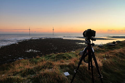 nero, telecamera, tripode, corpo, acqua, spiaggia, Blyth, treppiede per macchina fotografica, sera, erba, paesaggio, luce, mare del Nord, Northumberland, oceano, mare, riva del mare, estate, sole, Alba, tramonto, mulini a vento, cielo, scenics - natura, tecnologia, bellezza nella natura, terra, macchina fotografica - attrezzatura fotografica, temi fotografici, scena tranquilla, orizzonte, natura, scena non urbana, la tranquillità, attrezzatura fotografica, ambiente, orizzonte sull'acqua, nessuno, Camera digitale, 5K, CC0, dominio pubblico, privo di copyright