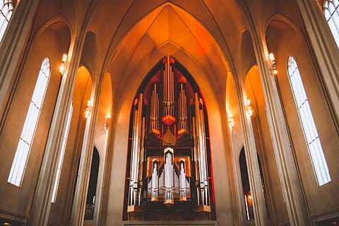 capelă interioară, clădire, arhitectură, absidă, biserică, altar, iluminat, criptă, arcuit, arc, pardoseală, catedrală, plafon de boltă, în interior, podea, îmbrăcăminte, rochie, haine, interval, cult, templu, lăcaș de cult, religie, spiritualitate, credință, construită, vedere unghiulară joasă, coloană arhitecturală, fereastră, muzică, zi, tavan, 5K, CC0, domeniu public, fără drepturi de autor