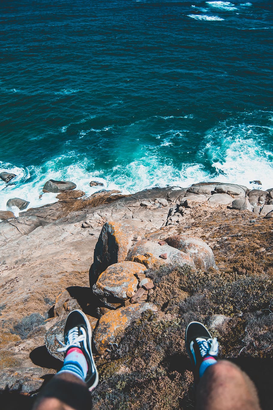 penzolare, scogliera, spiaggia, oceano, Città del Capo, rocce, acqua, vista a volo d'uccello, Tumblr, furgoni, scarpe, calzini, posizione, creativo, mare, sezione bassa, roccia, parte del corpo umano, terra, persone reali, parte del corpo, una persona, natura, solido, roccia - oggetto, prospettiva personale, stili di vita, giorno, bellezza nella natura, gamba umana, all'aperto, 4K