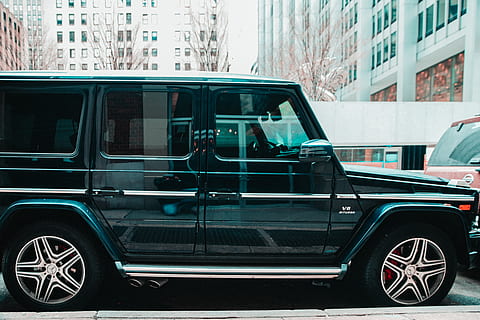 černá suv, auto, automobil, přeprava, vozidlo, autobus, pneumatika, stroj, kolo, člověk, osoba, kola automobilu, mluvil, luxusní auto, mercedes, džíp, kola z lehké slitiny, dodávka, starožitné auto, model t, hot rod, způsob dopravy, pozemního vozidla, motorové vozidlo, exteriér budovy, město, architektura, stavba, den, sklo - materiál, nikdo, Historické auto, budova, venku, retro stylu, ulice, zaměřit se na popředí, okno, 5K, CC0, veřejná doména, bez autorských práv