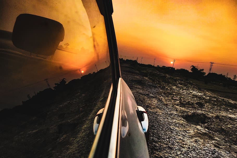 Reflexion, Autofenster, Sonnenuntergang, Auto, Abendhimmel, Abendsonne, goldener Himmel, Transport, Transportmittel, Himmel, Natur, Kraftfahrzeug, Landfahrzeug, Straße, orange Farbe, Reise, keine Leute, wolke - himmel, Luftfahrzeug, Sonnenlicht, draußen, Glas - Material, unterwegs, Sonne, Szenen - Natur, 4K