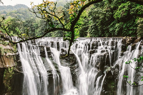 cascate di cluster, circondato, alberi, luce del giorno, ambiente, flusso, foresta, giungla, paesaggio, lunga esposizione, movimento, natura, fotografia naturalistica, parco, rocce, panoramico, spruzzo, pietra, lasso di tempo, acqua, cascate, bagnato, boschi, albero, cascata, pianta, scenics - natura, bellezza nella natura, acqua corrente, crescita, movimento sfocato, nessuno, terra, fluente, colore verde, scena non urbana, all'aperto, potere in natura, acqua che cade, foresta pluviale, 2K, CC0, dominio pubblico, privo di copyright