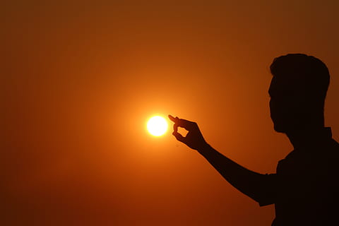 Sonnenuntergang, Schatten, Schattenmann, Abend, Sonne, draussen, Sonnenlicht, Natur, Freude, Himmel, Mann, Entspannen Sie Sich, herrlich, Meditation, Herbst, fallen, Meer, Strand, Silhouette, orange Farbe, eine Person, Lebensstile, optische Täuschung, echte Menschen, Männer, Schönheit in der Natur, Freizeitbeschäftigung, halten, kopieren sie platz, Seitenansicht, Gestikulieren, menschliche Hand, 5K, CC0, gemeinfrei, lizenzfrei