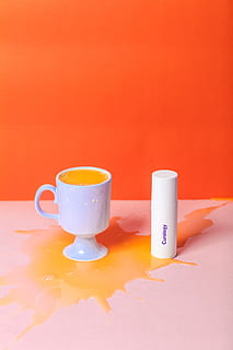 tazza in ceramica bianca, tazza, tazza di caffè, pulito, versare, curology, piattino, ceramica, bicchiere, calice, arte, porcellana, cilindro, grafica, plastica, bere, latte macchiato, bevanda, macchia, mangiatoia per uccelli, natura, boccale, cibo e bevande, rinfresco, in casa, vasellame, nessuno, colore arancione, caffè - bevanda, girato in studio, cibo, natura morta, caffè, avvicinamento, bevanda calda, sfondo colorato, freschezza, rosso, tazza di tè, sfondo arancione, zolletta di zucchero, bevanda analcolica, 5K, CC0, dominio pubblico, privo di copyright
