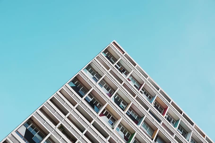 arquitectura, edificio, infraestructura, estructura, establecimiento, hotel, apartamento, terraza, ventanas, vaso, azul, exterior del edificio, cielo, estructura construida, cielo limpio, vista de ángulo bajo, nadie, ventana, ciudad, copia espacio, día, moderno, naturaleza, Distrito residencial, modelo, al aire libre, oficina, edificio de oficinas exterior, 5K
