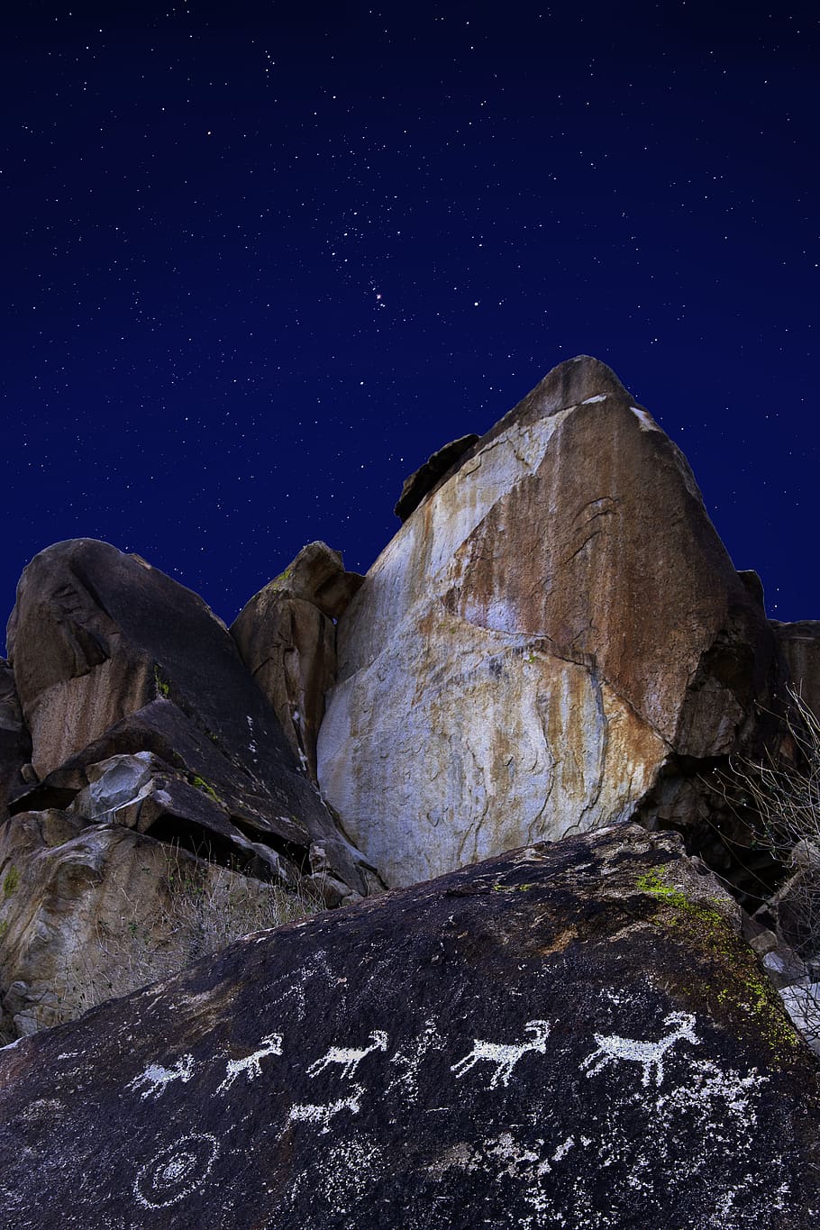 marró, muntanya, nit, naturalesa, a l'aire lliure, rock, mesa, promontori, penya-segat, espai, espai exterior, univers, astronomia, canó de la vinya, estrelles, petroglifos, llum, flamarada, ocell, animal, torre, edifici, cel, rock - object, sòlid, escenics - natura, bellesa a la natura, tranquil·litat, estrella - espai, cap gent, formació de roca, escena tranquil·la, estrella, geologia, vista d’angle baix, terra, formació, 5K