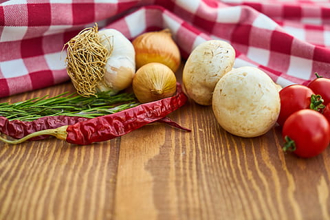cepe, usturoi, tomate close-up fotografie, fundal, mic dejun, cadrilat, a închide, bucătar, gătire, bucătărie, delicios, detaliu, masa de seara, mânca, alimente, verde, crește, sănătate, sănătos, ingrediente, frunze, Masa de pranz, macro, nutriție, ceapă, piper, roșu, rustic, natură moartă, masa, roșii, tradiţional, legume, lemn, de lemn, mancare si bautura, vegetal, mâncat sănătos, prospeţime, bunăstare, fruct, nici o persoana, în interior, ingredient, rădăcină de legume, lemn - material, mancare cruda, roșie, față de masă, tăiere bord, iarbă, 5K, CC0, domeniu public, fără drepturi de autor