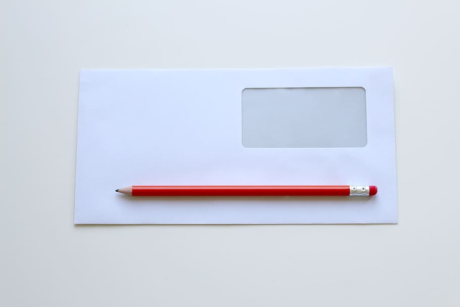 Červené, tužka, horní, bílý, obálka okna, prázdný, obálka, bílé pozadí, uvnitř, studio shot, stálý život, nikdo, kopie prostor, detail, psaní, vystříhnout, bílá barva, modrý, jeden objekt, přímo nad, stůl, jednoduchost, poznámkový blok, sdělení, 4K