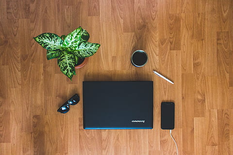 top, Vezi poza, laptop, mobil, telefon, pix cu bila, telefon mobil, dispozitiv, Electronică, ochelari, flatlay, stilou, plantă, smartphone, ochelari de soare, vedere de sus, lemn, suprafata lemnului, lemn - material, masa, comunicare, direct deasupra, tehnologie, în interior, mancare si bautura, ceașcă, nici o persoana, halbă, cană de cafea, cafea - băutură, băutură, cafea, tehnologia fără fir, calculator, vedere în unghi mare, frunze, mobila, 4K, CC0, domeniu public, fără drepturi de autor
