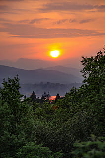 bilde, skog, kropp, vann foran, fjell, skyer, soloppgang, dagslys, kveld, landskap, lys, natur, scenisk, himmel, sommer, sol, solnedgang, trær, skjønnhet i naturen, naturskjønnhet - natur, anlegg, rolig scene, tre, ro, oransje farge, ikke-urbane scene, idylliske, sky - himmel, miljø, vekst, ingen folk, grønn farge, fjellkjede, utendørs, fjelltopp, 4K, CC0, offentlig domene, opphavsrett gratis