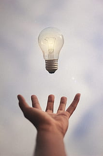 la personne, contagieux, ampoule, idée, main, Créatif, lumière, créer, léviter, flottant, en lévitation, de mauvaise humeur, luz, bleu, ambiance, ciel, lampe, lampe électrique, matériel d'éclairage, électricité, des idées, la créativité, illuminé, inspiration, innovation, imagination, embrasé, énergie, lumière - phénomène naturel, en pensant, les concepts, Solution, brillant, Succès, Puissance, La technologie, intelligence, affaires, symbole, main humaine, motivation, verre - matériel, production de carburant et d'électricité, source de courant, objet unique, brainstorming, arrière-plans, ligne électrique, Efficacité, filament, invention, 5K, CC0, domaine public, libre de droits