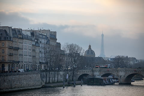 Le pont Charles, la tour, architecture, bâtiment, flèche, clocher, Paris, France, ville, métropole, Urbain, dôme, en plein air, eau, véhicule, embarcation, transport, navire, pont, bateau, structure construite, extérieur du bâtiment, ciel, rivière, pont - structure artificielle, lien, nuage - ciel, la nature, front de mer, Destinations de voyage, le coucher du soleil, personne, pont en arc, paysage urbain, 5K, CC0, domaine public, libre de droits