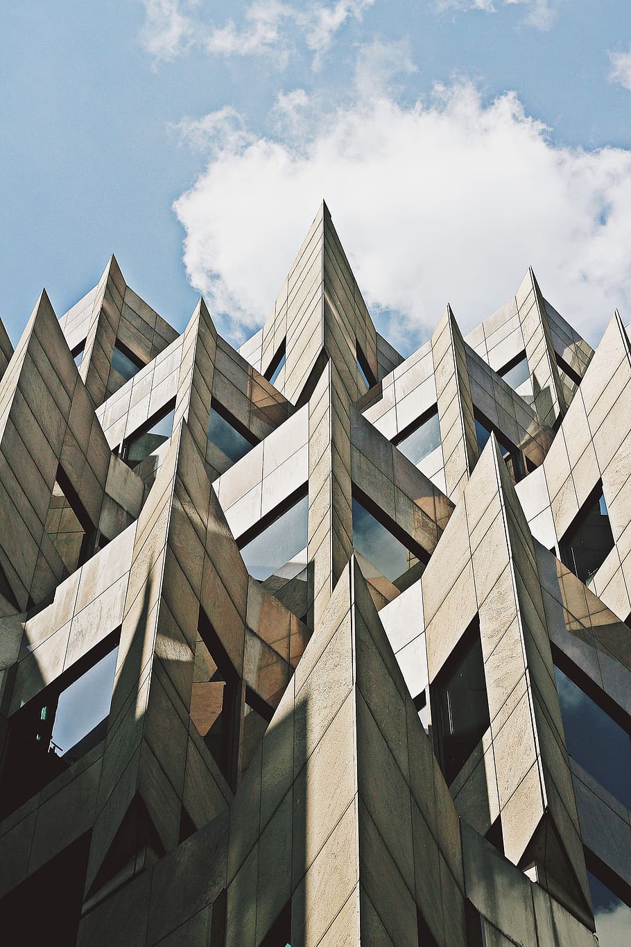 arquitectura, edifici, infraestructura, estructura, establiment, finestres, hotel, disseny, cantonada, estructura construïda, cel, exterior de l'edifici, vista d’angle baix, núvol - cel, cap gent, naturalesa, dia, ciutat, modern, a l'aire lliure, oficina, exterior d’edifici d’oficines, patró, vidre - material, llum solar, alta - alta, barri residencial, gratacels, 5K