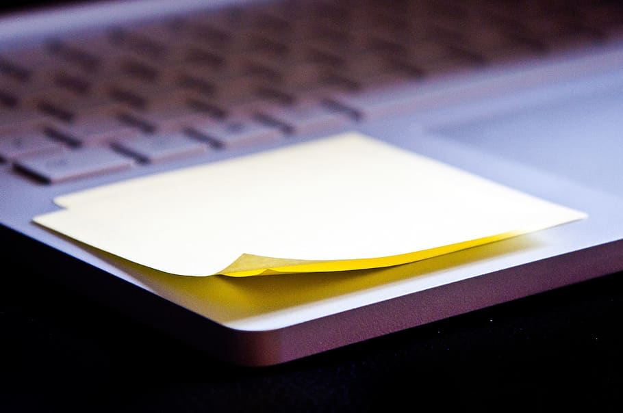 publica-ho, portàtil, teclat, ordinador, Stickies, paper, bloc de notes, primer pla, tecnologia, a l'interior, comunicació, connexió, subministrament d’oficina, oficina, equips informàtics, negocis, tecnologia sense fils, teclat d’ordinador, cap gent, groc, tir de l'estudi, nota, taula, fons negre, en blanc, 4K