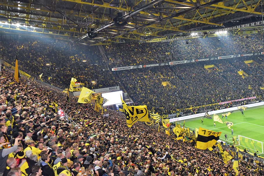 Fussballplatz, Gebäude, Stadion, Arena, Menschen, Menge, Dortmund, Westfalenstadion, Deutschland, Mensch, Person, Fußball, Sport, Feld, Flaggen, Emotion, die Architektur, Fußballstadion, Fans, Publikum, High Angle View, Tag, Transport, Transportmittel, Natur, gebaute Struktur, Gelb, draußen, echte Menschen, Wasser, Gruppe von Leuten, Luftaufnahme, große gruppe von menschen, Entwicklung, Schönheit in der Natur, Pflanze, Zuschauer, 5K