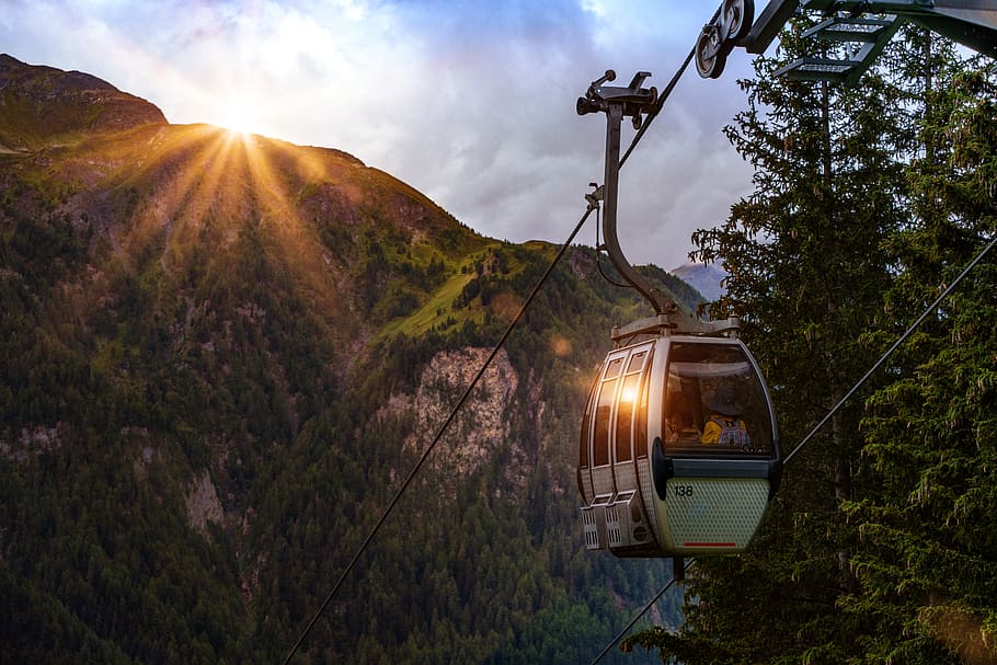 selettivo, foto, funivia, circondato, albero, collina, nuvole, luce del giorno, ambiente, foresta, erba, paesaggio, catena montuosa, montagne, natura, rocce, panoramico, cielo, sole, raggio di sole, Alba, alberi, boschi, mezzi di trasporto, modo di trasporto, trasporto ferroviario, trasporto pubblico, nuvola - cielo, treno, nessuno, veicolo terrestre, treno - veicolo, pianta, montagna, ferrovia, veicolo a motore, all'aperto, traccia, tramonto, riflesso lente, 5K