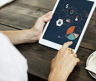 la personne, en utilisant, blanc, tablette, appareil numérique, mains, interaction, homme, écran, La technologie, travail, Technologie sans fil, partie du corps humain, la communication, main humaine, main, lien, en portant, écran tactile, une personne, dispositif d'information portable, table, bois - matériau, tablette numérique, téléphone portable, Hommes, Activité de loisir, réseau informatique, téléphone intelligent, doigt, surfer sur le net, 4K, CC0, domaine public, libre de droits