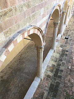 hardsteen, voetpad, pad, architectuur, gebouw, boog, assisi, umbrië, Italië, bogen en kolommen van de basiliek van de binnenplaats van san francesco d'assisi, steen, trottoir, bestrating, middeleeuws, middeleeuwse architectuur, basiliek, umbria, kolommen, basiliek van san francesco d'assisi, ingebouwde structuur, buitenkant van het gebouw, geen mensen, dag, muur - bouwfunctie, architectonische kolom, het verleden, muur, geschiedenis, oud, buitenshuis, trappenhuis, lage hoekweergave, reisbestemmingen, zuilengang, natuur, zuilengalerij, gewelfd, 4K, CC0, publiek domein, royaltyvrij