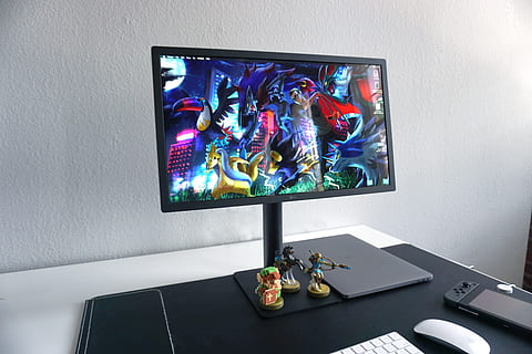 scrivania, ufficio, impostare, Mela, macbook, pokemon, tenere sotto controllo, minimo, bianca, nero, semplice, nintendo, interruttore, tavolo, Tech, tecnologia, in casa, nessuno, caratteristica della parete, interno di casa, rappresentazione, cultura artistica e intrattenimento, natura morta, rappresentazione umana, schermo, stanza domestica, avvicinamento, schermo del dispositivo, schermo a cristalli liquidi, computer, arte e artigianato, mobilia, attrezzatura informatica, pianta fiorita, materiale elettrico, videocamera domestica, 5K, CC0, dominio pubblico, privo di copyright