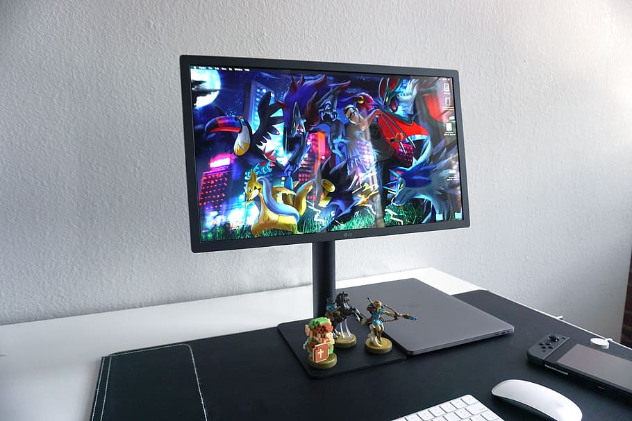 scrivania, ufficio, impostare, Mela, macbook, pokemon, tenere sotto controllo, minimo, bianca, nero, semplice, nintendo, interruttore, tavolo, Tech, tecnologia, in casa, nessuno, caratteristica della parete, interno di casa, rappresentazione, cultura artistica e intrattenimento, natura morta, rappresentazione umana, schermo, stanza domestica, avvicinamento, schermo del dispositivo, schermo a cristalli liquidi, computer, arte e artigianato, mobilia, attrezzatura informatica, pianta fiorita, materiale elettrico, videocamera domestica, 5K