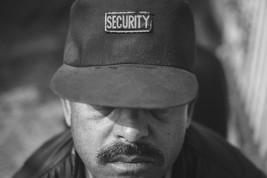 home, portar, tapa de seguretat, roba, persona, humà, barret, gorra de beisbol, tapa, cara, retrat, foto, fotografia, bigoti, barret per al sol, gorro de natació, vestits de bany, sombrero, barba, orella, musell, flor, tirada al cap, una persona, primer pla, homes, uniforme, forces Armades, adult, govern, persones reals, militar, centrar-se en primer pla, vista frontal, estils de vida, part del cos, soldat de l'exèrcit, rostre humà, 5K