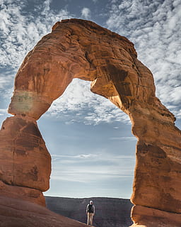 bue stein landemerke, utsikt, ryggsekk, leir, gå, utenfor, Sky, vinter, fjell, stein, natur, ørken, utah, bue, Dal, rock-objekt, bergformasjon, fast, naturlig bue, ekte folk, livsstil, én person, skjønnhet i naturen, fritidsaktivitet, himmel, reisemål, dag, fysisk geografi, geologi, kvinner, voksen, utendørs, erodert, 2K, CC0, offentlig domene, opphavsrett gratis