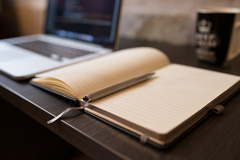 grigio, fare clic su penna, ha aperto, bianca, foderato, libro, accanto, macbook, professionista, tavolo, blogging, scrivania, taccuino, gli appunti, penna, scrittura, tecnologia wireless, tecnologia, il computer portatile, comunicazione, computer, connessione, in casa, nessuno, natura morta, pubblicazione, carta, Aperto, formazione scolastica, bloc notes, messa a fuoco selettiva, pagina, avvicinamento, tastiera, 5K, CC0, dominio pubblico, privo di copyright