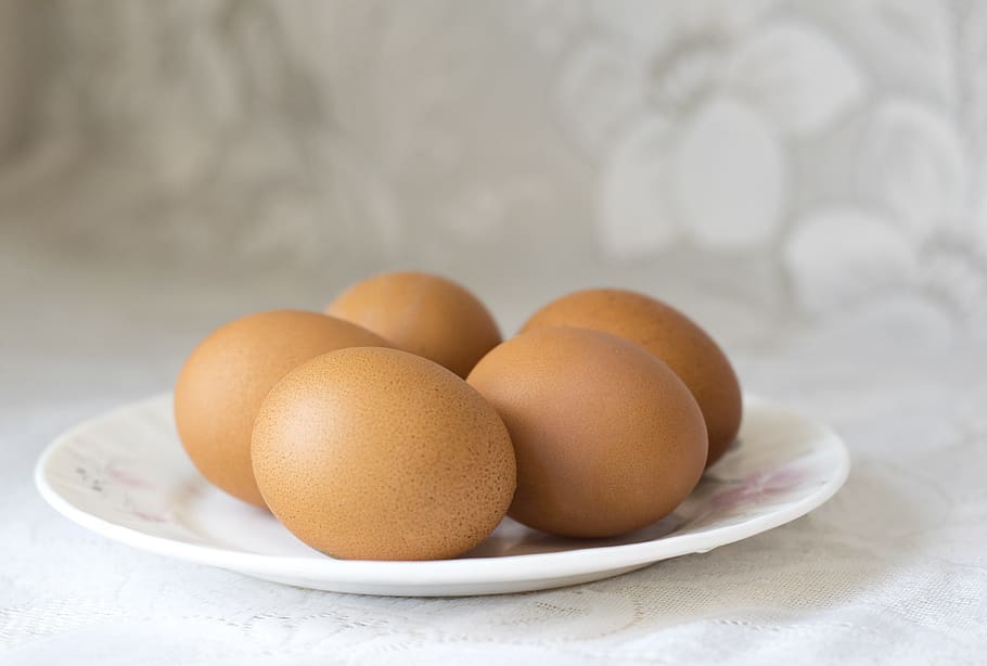 cinc, orgànic, ous, placa, pollastre, colesterol, deliciós, Pasqua, menjar, saludable, nutrició, oval, aus de corral, plat, shell, natura morta, saborós, tradicional, ou, menjar i beguda, frescor, alimentació saludable, benestar, a l'interior, cap gent, centrar-se en primer pla, marró, primer pla, taula, vulnerabilitat, fragilitat, aliments crus, grup d'objectes, grup mitjà d'objectes, tir de l'estudi, 4K