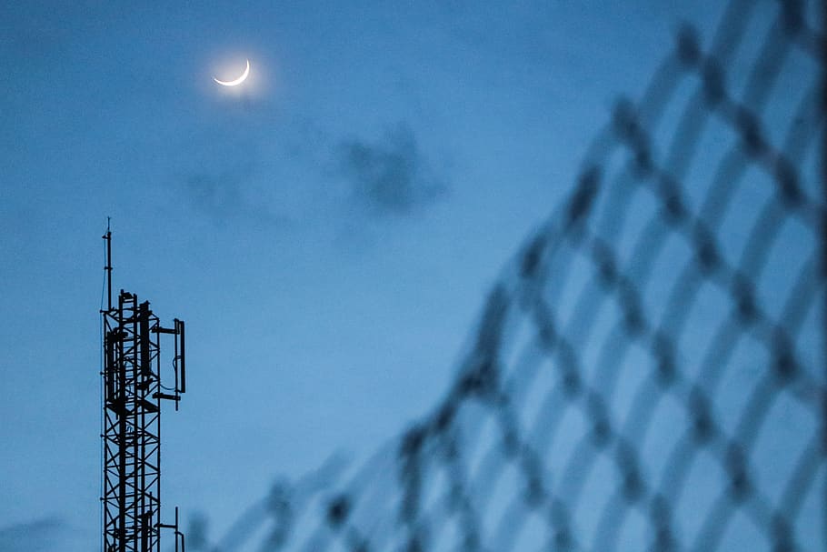 torre de metal, noite, natureza, ao ar livre, lua, fio, astronomia, universo, espaço, espaço sideral, céu, dispositivo elétrico, antena, rede, tarde, conexão, lar Doce Lar, vôo, animal, pássaro, arame farpado, tecnologia, comunicação, radiodifusão, arquitetura, estrutura construída, torre, visão de baixo ângulo, ninguém, lua cheia, azul, tecnologia sem fio, indústria, comunicações globais, luar, aço, equipamento elétrico, Liga, 5K