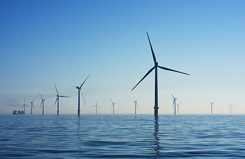 molino de viento eléctrico blanco, máquina, motor, Reino Unido, parque eólico marino rampion, turbina, turbina eólica, vientos de la costa, energía renovable, electricidad renovable, renovables, Granja eólica, cambio climático, atrás, vegetación, planta, tierra, naturaleza, al aire libre, edificio, energía alternativa, energía eólica, generación de combustible y energía, conservación del medio ambiente, cielo, ambiente, azul, agua, tecnología, nadie, belleza en la naturaleza, día, frente al mar, cielo limpio, recursos sustentables, fuente de alimentación, 5K, CC0, dominio público, libre de derechos
