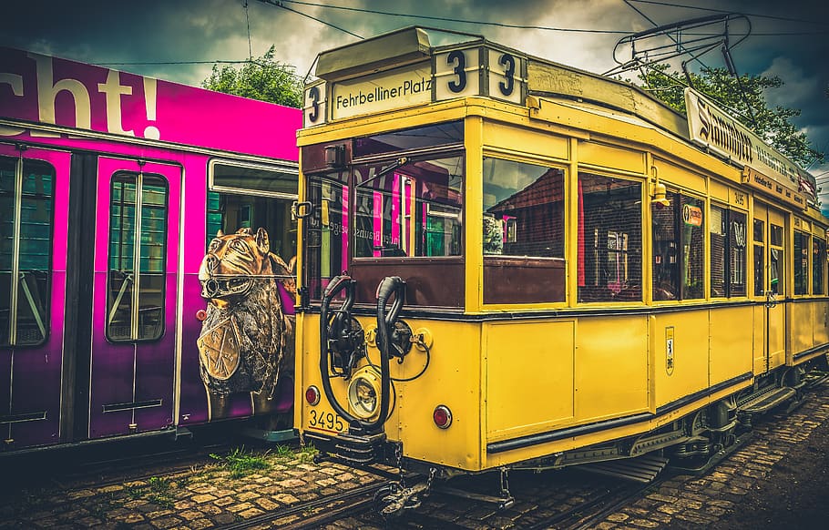 tram, treno, vecchio, rotaie, traccia, traffico, trasporto, elettrico, veicolo, strada, Vintage ▾, trasporto pubblico, trasporto ferroviario, modo di trasporto, treno - veicolo, mezzi di trasporto, persone reali, donne, architettura, una persona, ferrovia, viaggio, veicolo terrestre, esterno dell'edificio, giallo, città, struttura costruita, adulto, all'aperto, in attesa, 5K