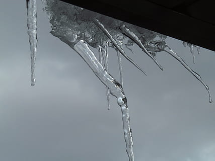 icicles, buz, kış, buz saçağı, soğuk hava, dondurulmuş, doğa, insansız, kar, gün, çevre, ön plana odaklanmak, kapatmak, kristal, açık havada, buz kristali, düşük açılı görünüş, Su, gökyüzü, doğada güzellik, erime, 4K, CC0, kamu malı, telif ücretsiz