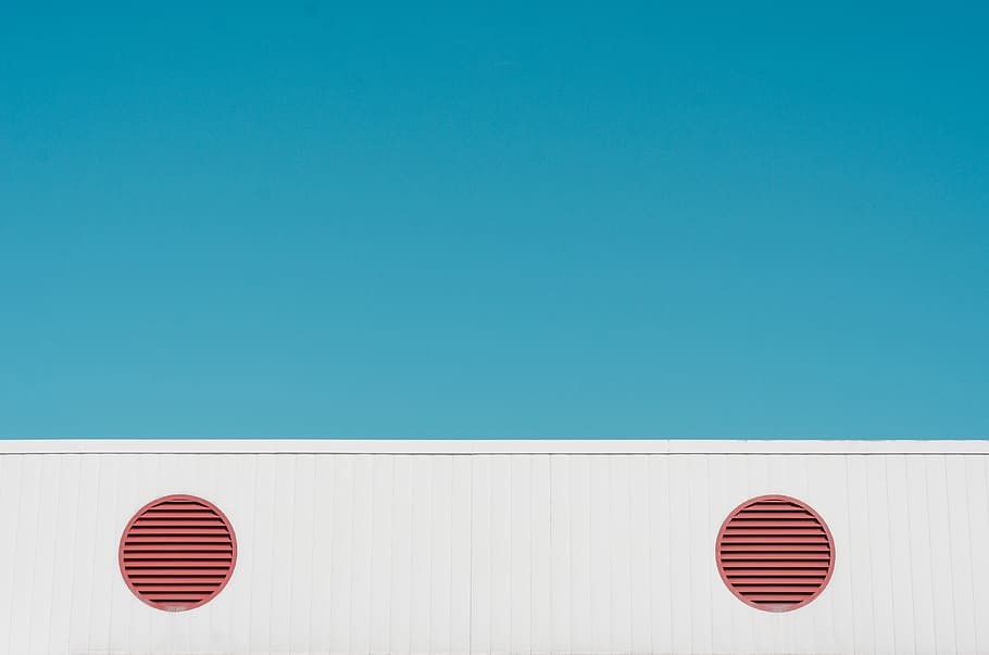 edifici blanc, diseny arquitectònic, art, fons, cel blau, edifici, exterior de l'edifici, cercles, color, la llum del dia, disseny, exterior, façana, línies, mínim, minimalisme, perspectiva, formes, simple, senzillesa, espai, finestra, blau, còpia espai, cap gent, cel clar, vermell, cel, dia, arquitectura, estructura construïda, naturalesa, comunicació, vista d’angle baix, Color blanc, funció de construcció de parets, llum solar, paret, a l'aire lliure, signe, forma, color turquesa, 4K