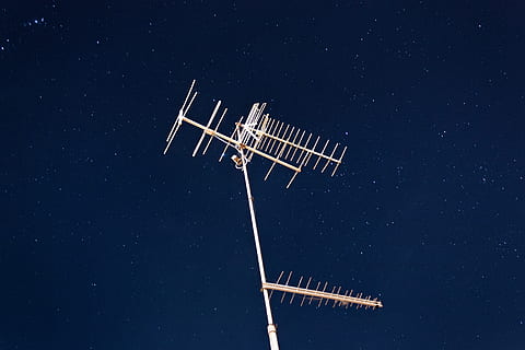 gri antena, dispozitiv electric, antenă, Brazilia, jardim florida, r. olímpia moreira camodá, pol de utilitate, radio telescop, telescop, maşină, vorbit, microfon, sundial, panouri solare, arzător, cuptor, aparat, apă, tubing, spalator de vase, aragaz, stea - spațiu, spaţiu, astronomie, noapte, cer, vedere unghiulară joasă, tehnologie, nici o persoana, natură, albastru, combustibil și generarea de energie electrică, energie regenerabila, conservarea mediului, galaxie, Energie alternativa, stea, ştiinţă, infinit, turbină eoliană, spațiu și astronomie, imediat mai jos, 5K, CC0, domeniu public, fără drepturi de autor