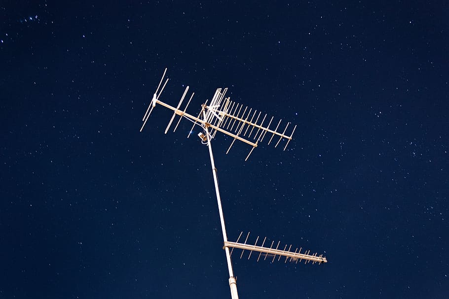 antena gris, dispositiu elèctric, antena, Brasil, jardim florida, r. olímpia moreira camodá, pal d’utilitat, radiotelescopi, telescopi, màquina, va parlar, micròfon, rellotge de sol, panells solars, cremador, forn, aparell, aigua, tub, rentaplats, cuina, estrella - espai, espai, astronomia, nit, cel, vista d’angle baix, tecnologia, cap gent, naturalesa, blau, generació de combustible i energia, energia renovable, conservació del medi ambient, galàxia, energia alternativa, camp estel·lar, ciència, estrella, infinit, aerogenerador, espai i astronomia, directament a sota, 5K