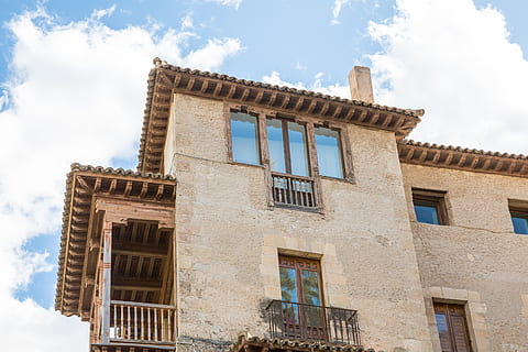 Spanien, cuenca, Fenster, Himmel, Blau, alt, Wolken, Reflexion, die Architektur, gebaute Struktur, Gebäudehülle, Flachwinkelansicht, wolke - himmel, Gebäude, Tag, Natur, draußen, keine Leute, Geschichte, die Vergangenheit, Stadt, Wohngegend, Sonnenlicht, Turm, Reiseziele, Reise, Wohnung, 5K, CC0, gemeinfrei, lizenzfrei